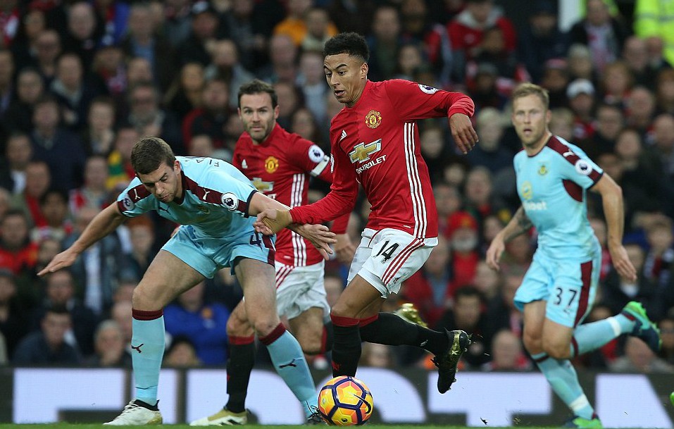 Man Utd 0-0 Burnley: Tiền đạo đá bay ghế của Mourinho