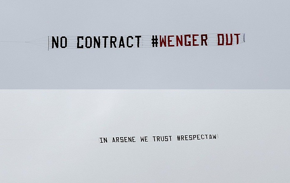 NHM giăng biểu ngữ đòi BLĐ Arsenal sa thải HLV Wenger