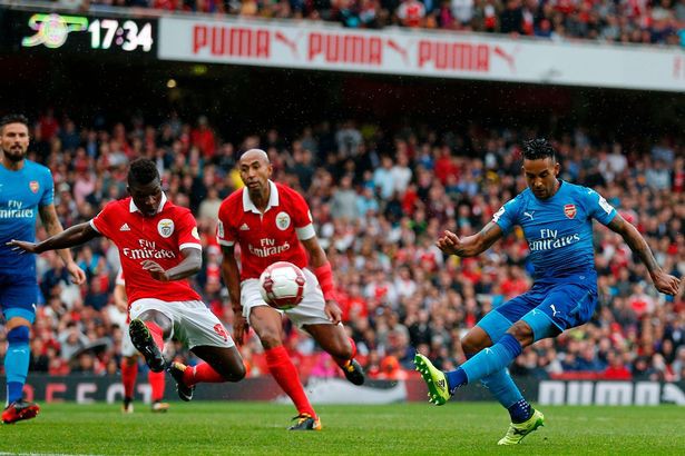 Walcott vừa có một trận đấu tốt, góp công lớn giúp Arsenal ngược dòng trước Benfica