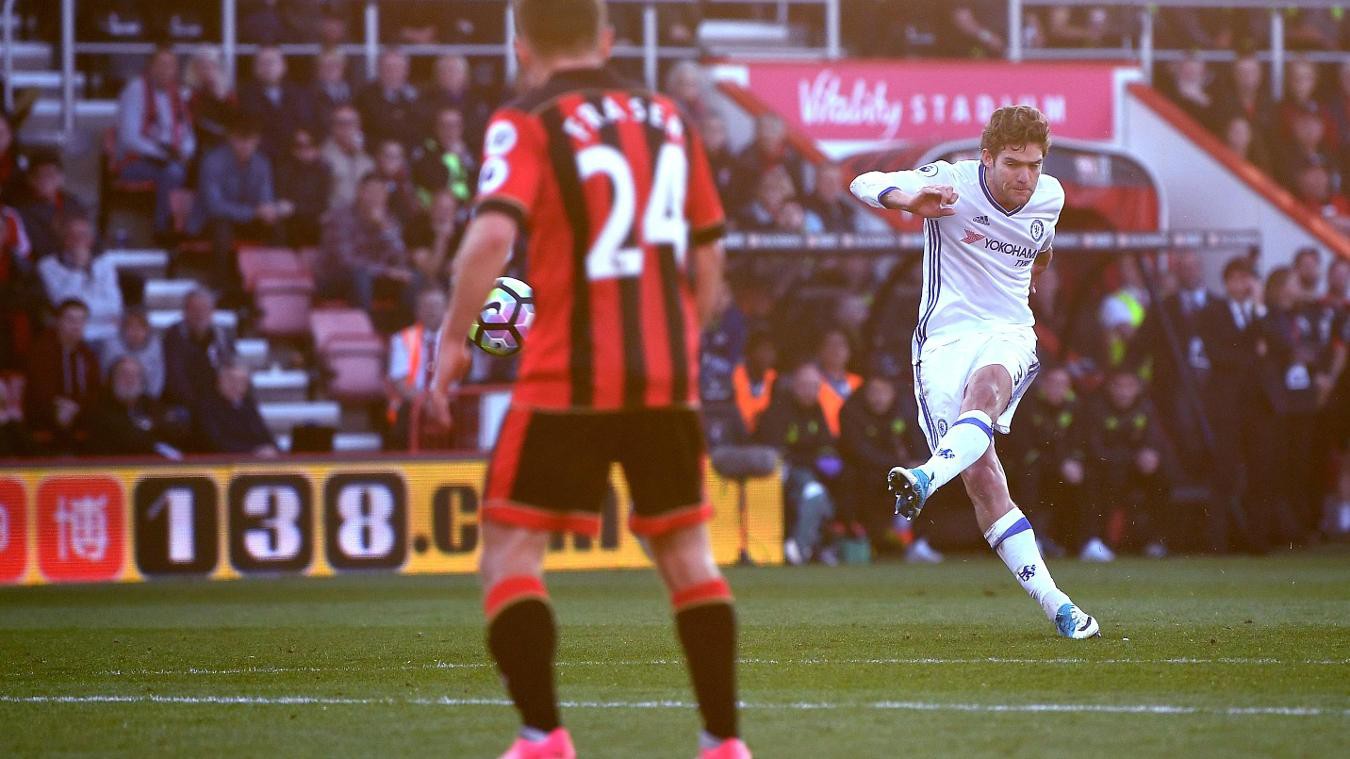 Marcos Alonso lập siêu phẩm đá phạt