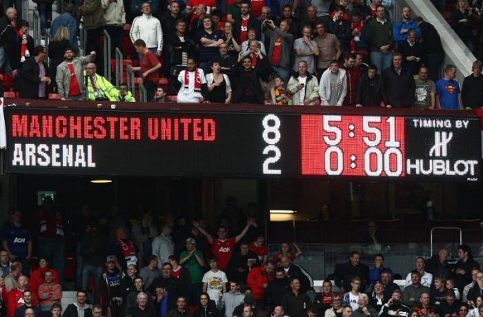 Arsenal từng có khởi đầu tệ hại với thất bại 2-8 trước Man Utd ở mùa 2011/12