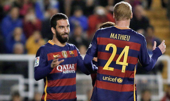 Arda Turan và Jeremy Mathieu đang trên đường rời Barcelona