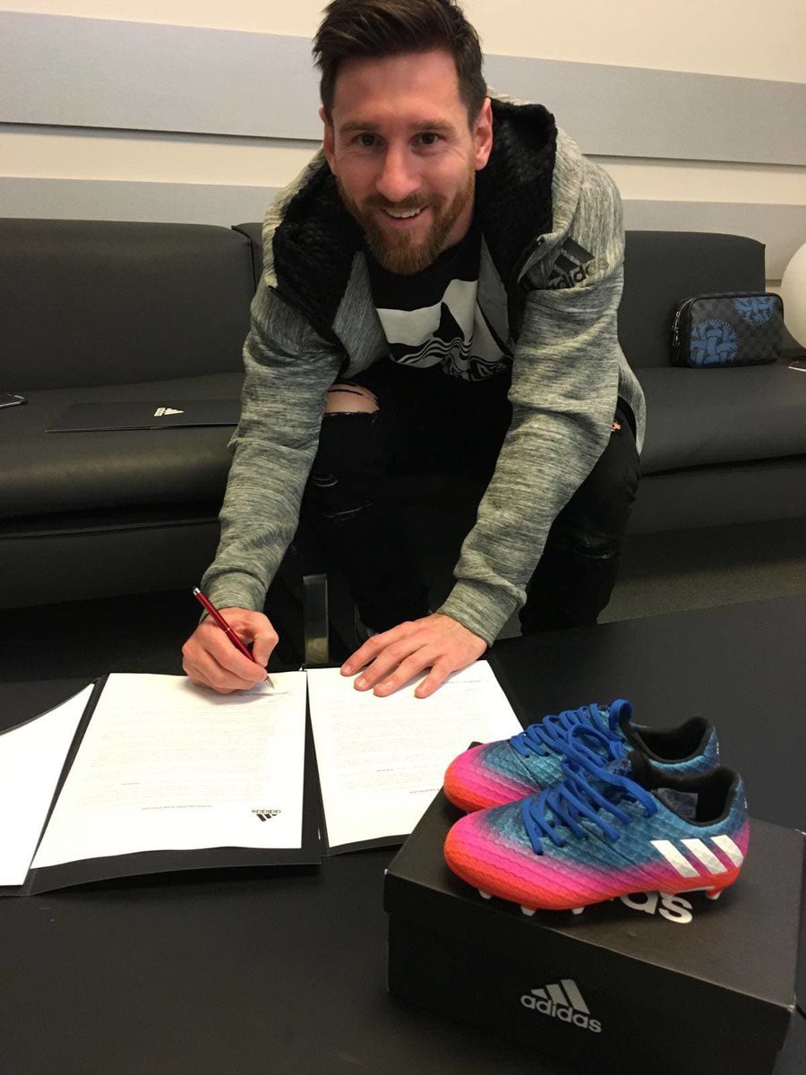 Messi vừa gia hạn hợp đồng với Adidas, nhưng chần chừ với Barcelona