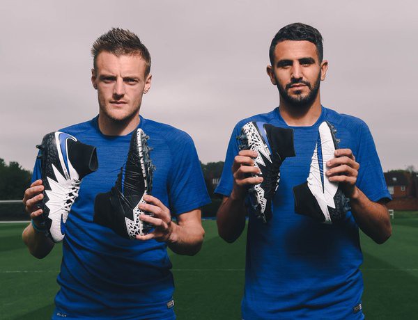 Jamie Vardy và Riyad Mahrez nhận giày thửa của Nike