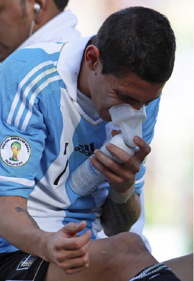Di Maria phải nhờ đến sự giúp sức của bình thở oxy khi đá bóng tại La Paz