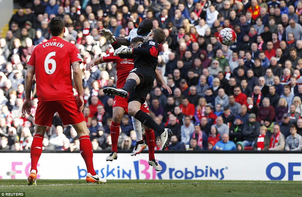 Loạt trận 21h00 vòng 35 Premier League: Liverpool tự bắn vào chân, Chelsea gỡ gạc chút thể diện