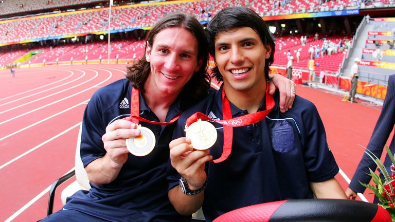 Messi và Aguero khoe huy chương Vàng ở Olympic Bắc Kinh 2008