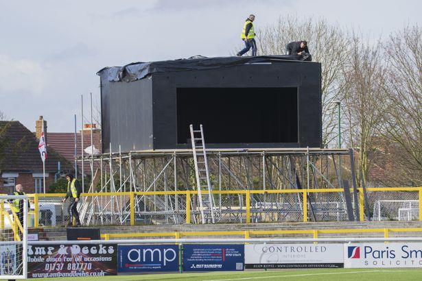 Sân bóng ngổn ngang của Sutton Utd