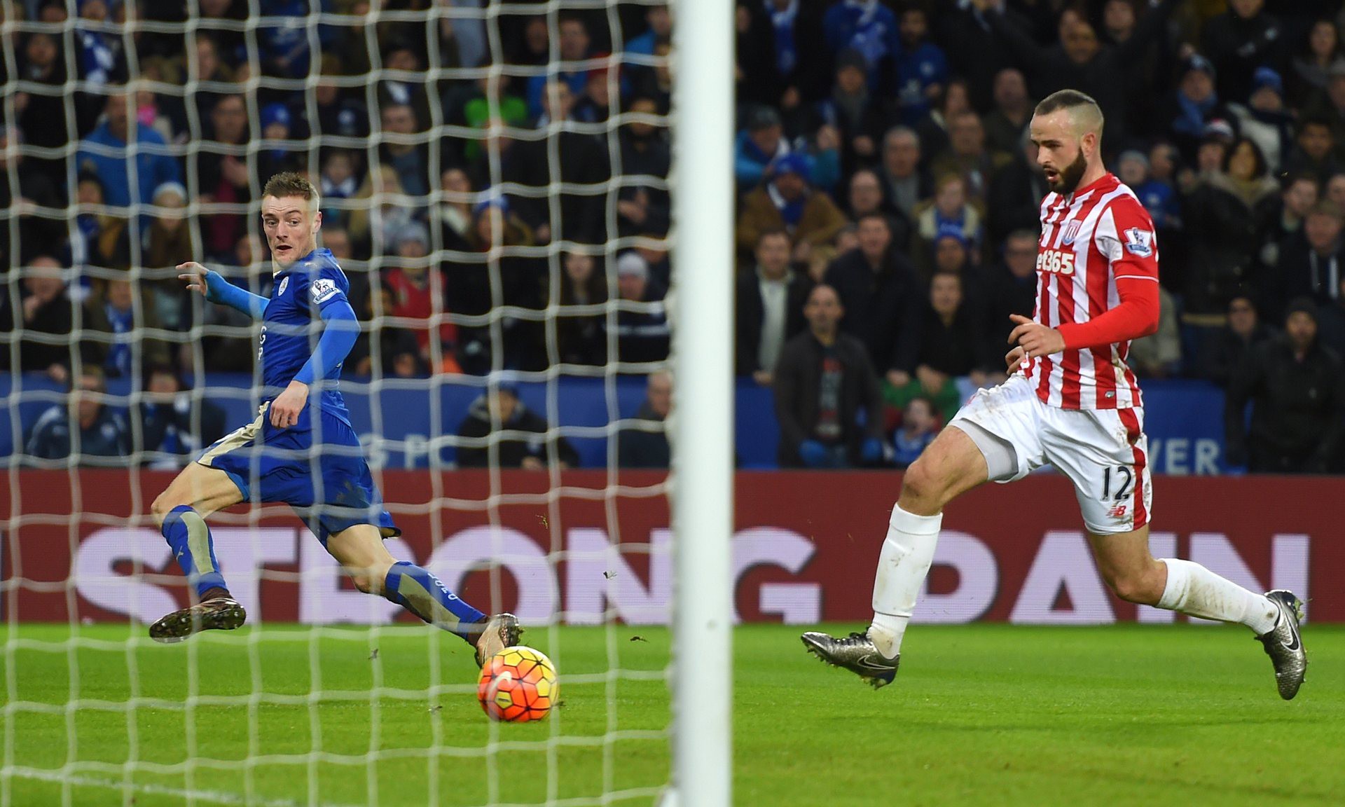 Leicester & những cột mốc quan trọng trên hành trình đăng quang  Jamie Vardy và Ulloa cùng lập công để giúp Leicester lên đỉnh BXH Premier League