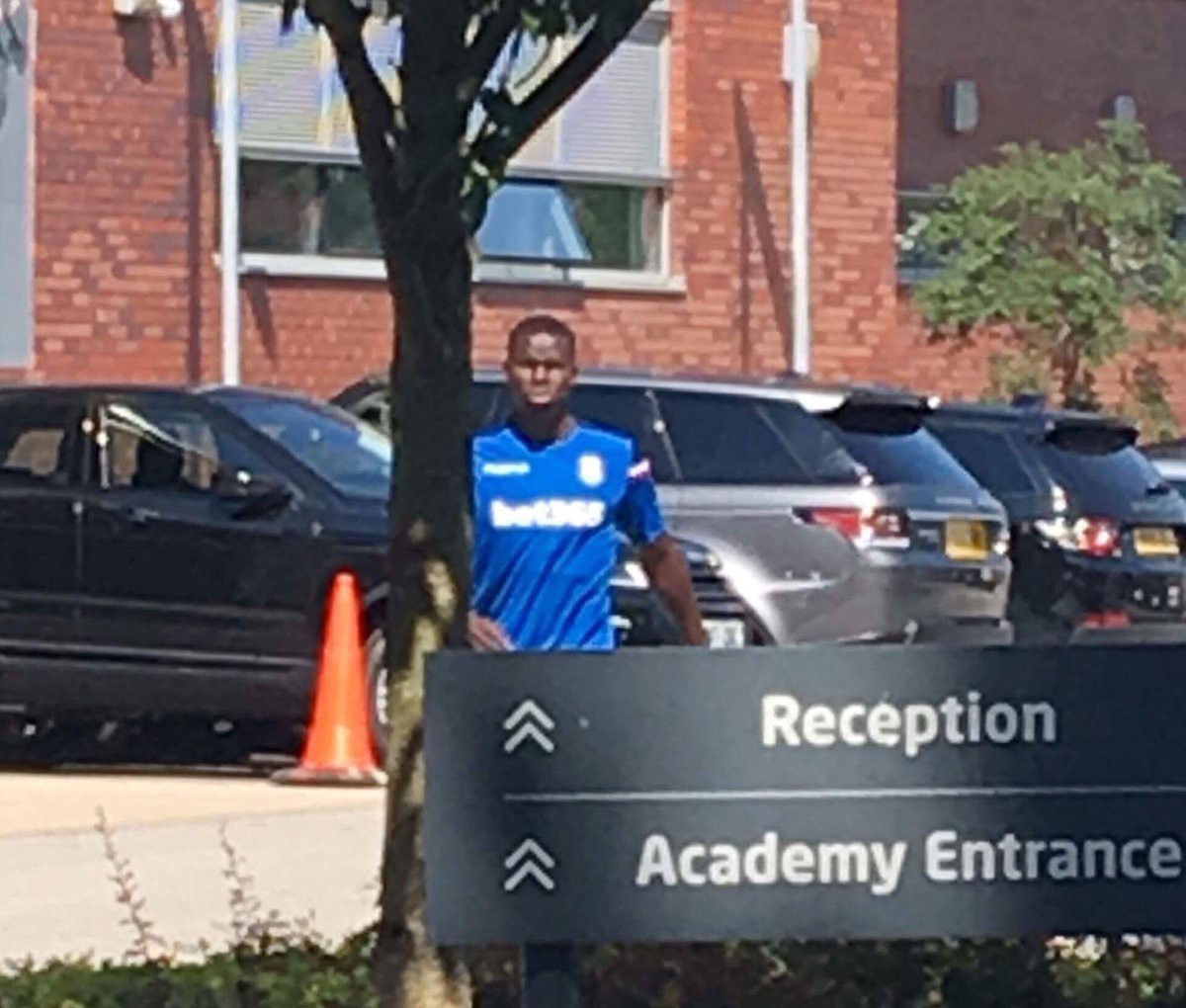 Zouma bị phát hiện ở sân tập của Chelsea