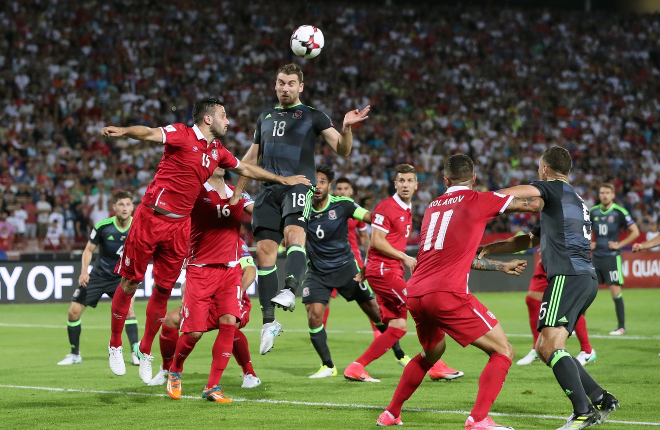 ĐT Serbia (áo đỏ) không được đánh giá cao bằng ĐT Xứ Wales ở vòng loại World Cup 2018