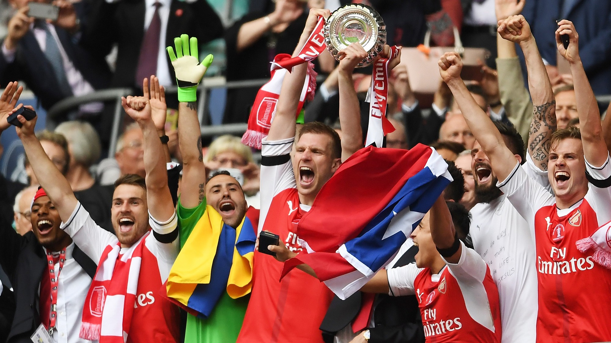 Arsenal vô địch FA Cup năm ngoái với sơ đồ 3 hậu vệ