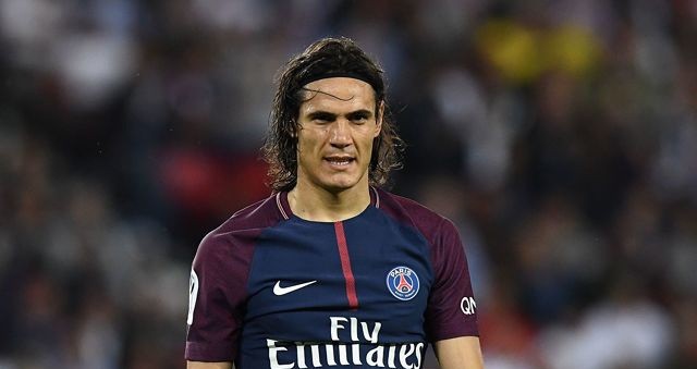 Cavani không muốn nhường quyền đá phạt cho Neymar vì tiền