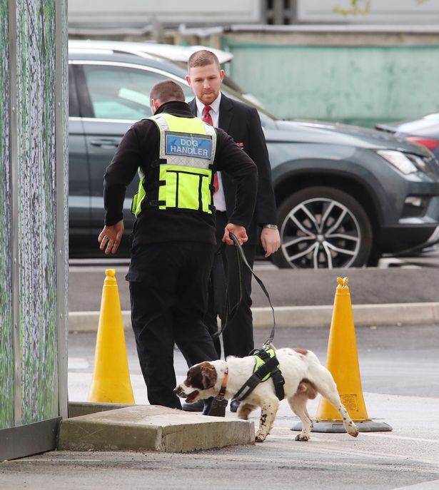 Lực lượng an ninh và chó nghiệp vụ kiếm tra quanh khách sạn Lowry
