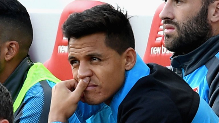 Sanchez đã tỏ ra vô cùng thất vọng sau khi Arsenal thất bại trước Liverpool