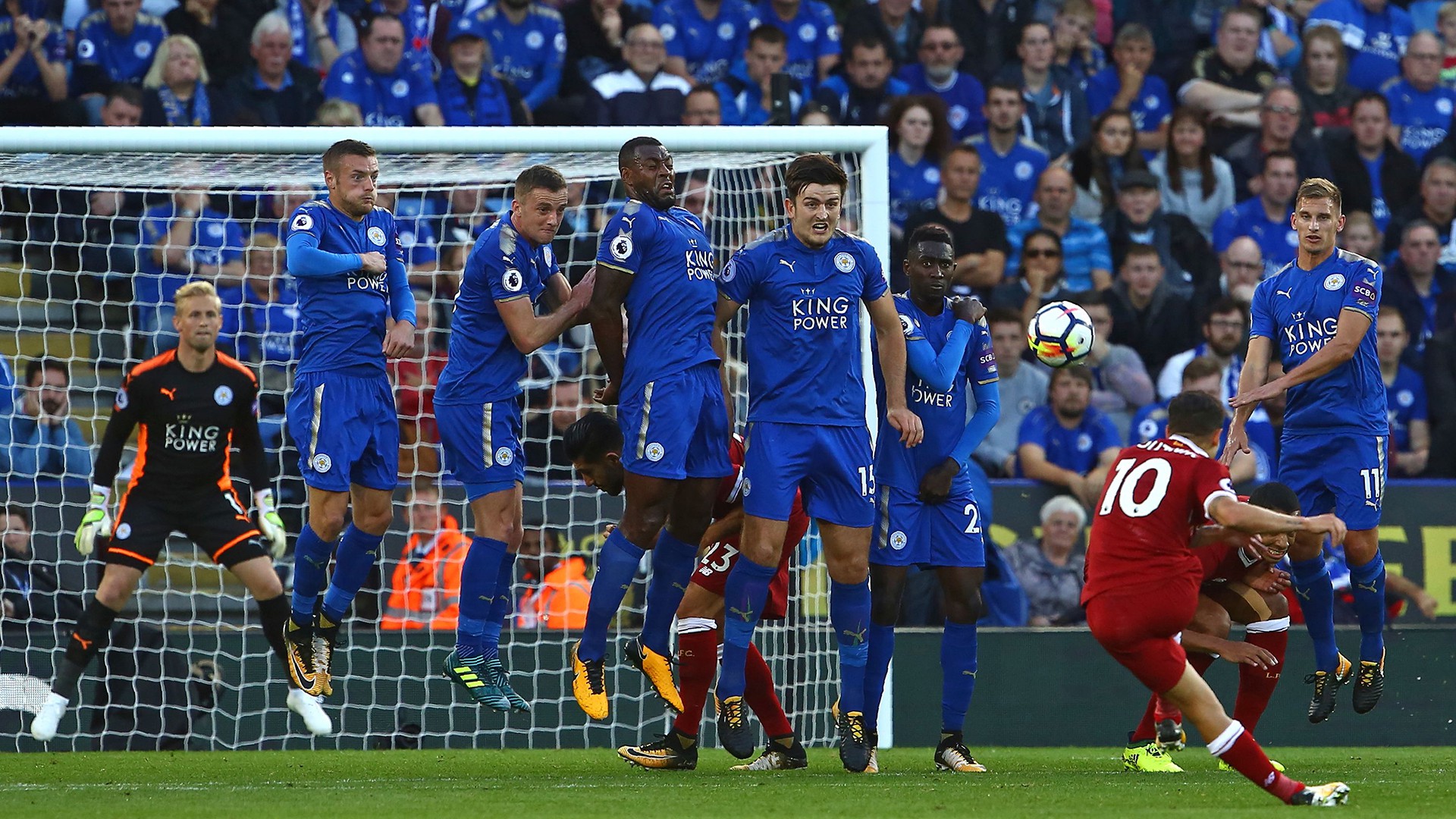 Coutinho vừa lập siêu phẩm đá phạt vào lưới Leicester