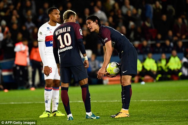 Cavani và Neymar tranh giành nhau quả phạt đền ở trận gặp Lyon
