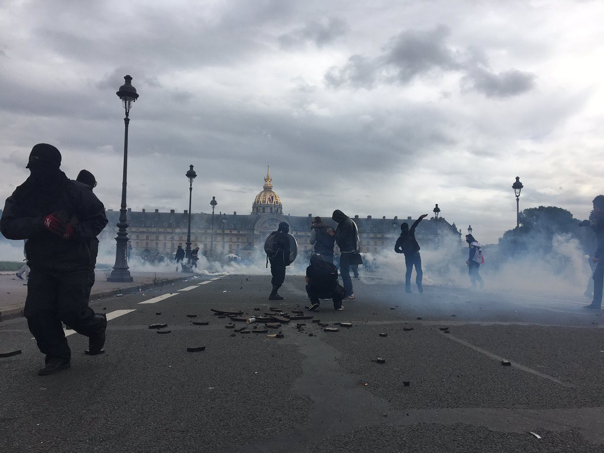 NÓNG: Biểu tình bùng nổ, Pháp đóng cửa tháp Eiffel