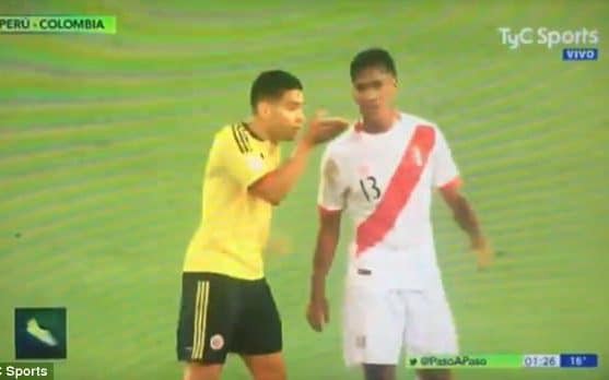 Falcao trao đổi với Tapia trong trận đấu giữa Colombia và Peru