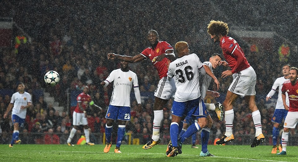 Fellaini mở tỷ số cho Man Utd sau một tình huống không chiến