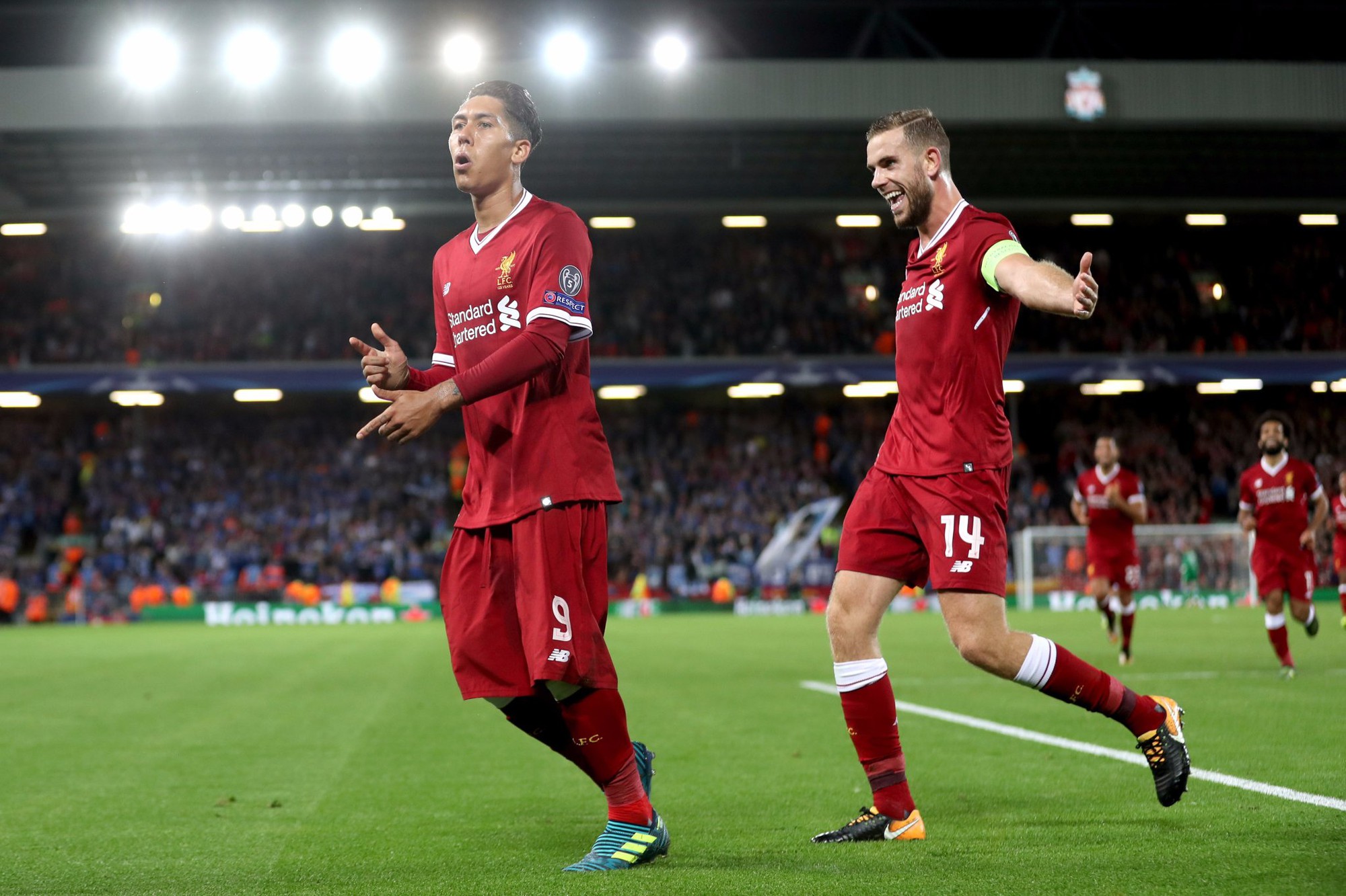 Firmino ăn mừng bàn thắng gỡ hòa cho Liverpool