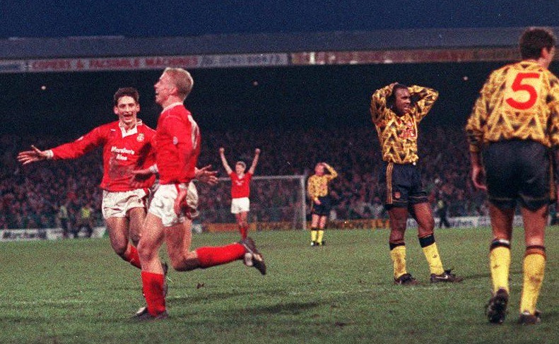 Arsenal (áo vàng) thua sốc trước Wrexham vào năm 1992