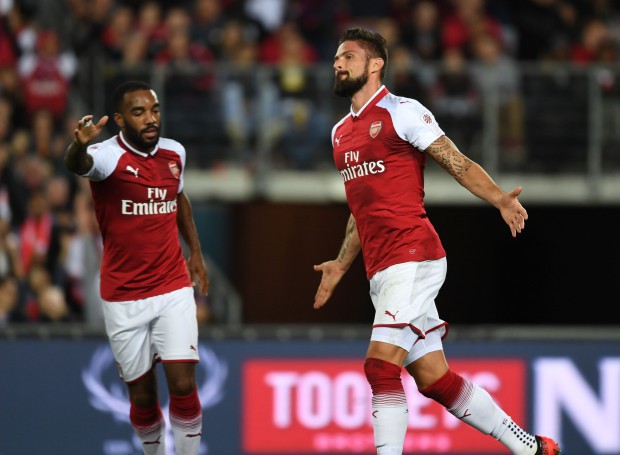 Giroud không thèm ăn mừng cùng Lacazette?