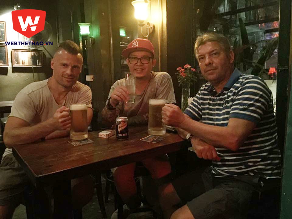 Chuyên gia thể lực Martin Forkel (ngoài cùng trái) dân dã uống bia tại Hà Nội với GĐKT Jurgen Gede. Ảnh Đắc Văn