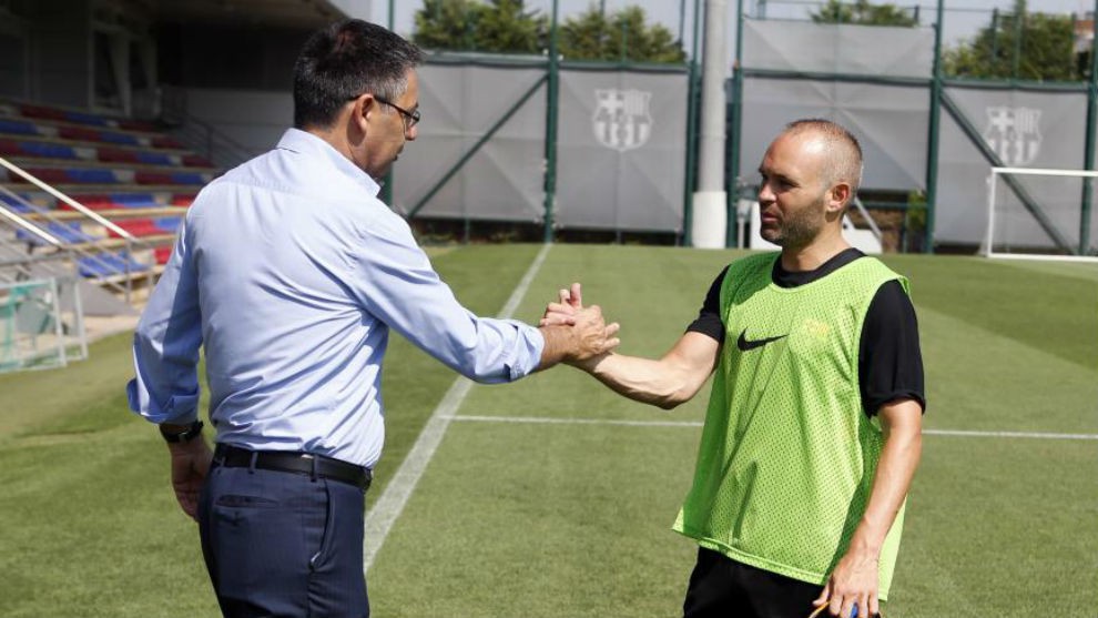Iniesta sẽ ký hợp đồng với Barcelona vào hôm nay
