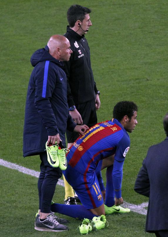 Neymar cũng ra sân thay giày ở trận gặp Valencia