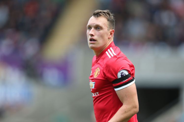 Phil Jones cũng đang nghi ngờ bị chấn thương khi trở về tập trung cùng ĐT Anh