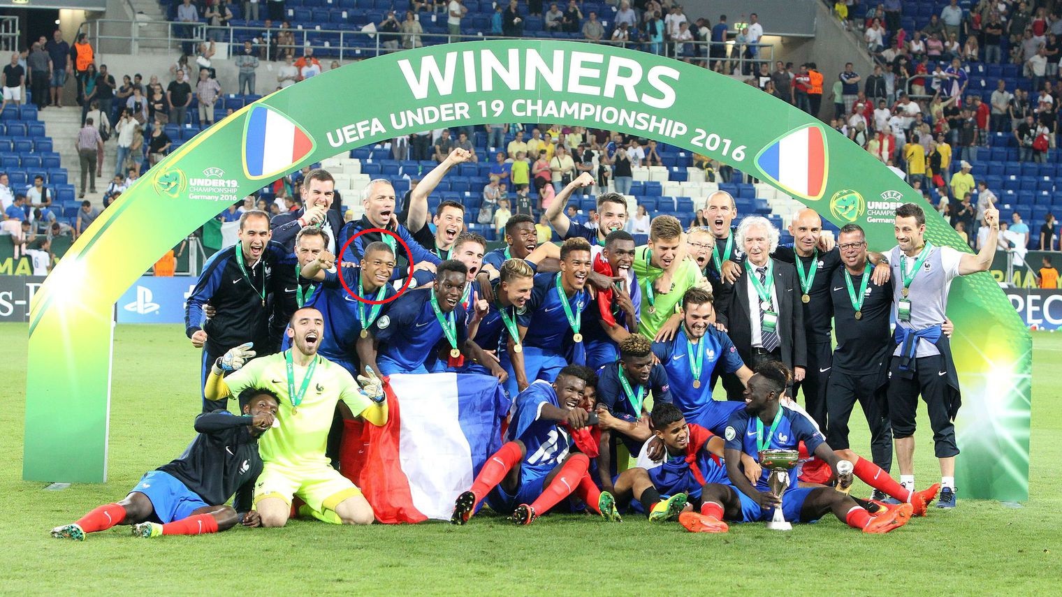 Mbappe (khoanh tròn) góp công lớn giúp U19 Pháp vô địch châu Âu
