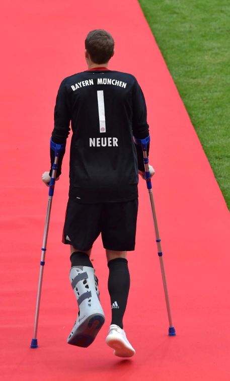 Neuer vừa bị rạn xương bàn chân trái trong lúc tập luyện