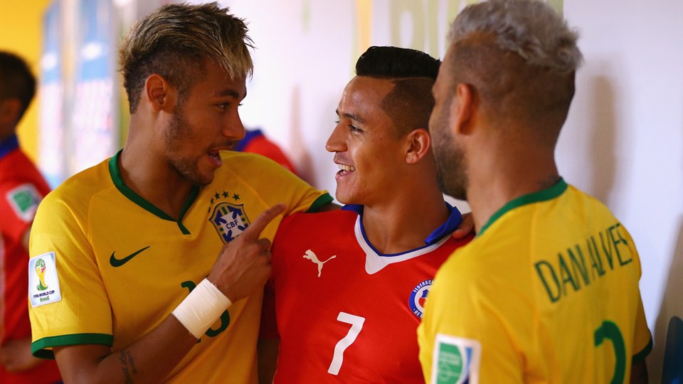 Neymar và Alves đang rủ rê Sanchez đến Barcelona