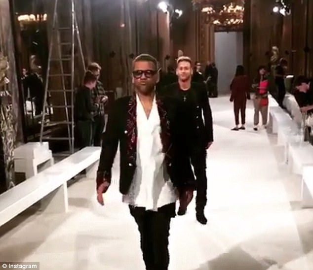 Alves và Neymar trên sàn catwalk ở Paris