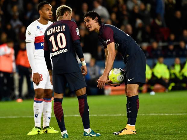 Neymar và Cavani đã làm lành sau sự cố giành đá phạt đền