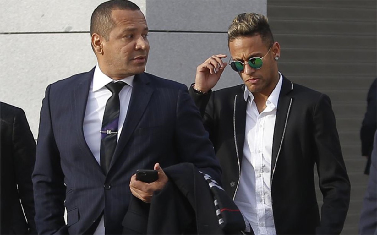 Neymar nhận lương chỉ sau Messi để ở lại Barca 