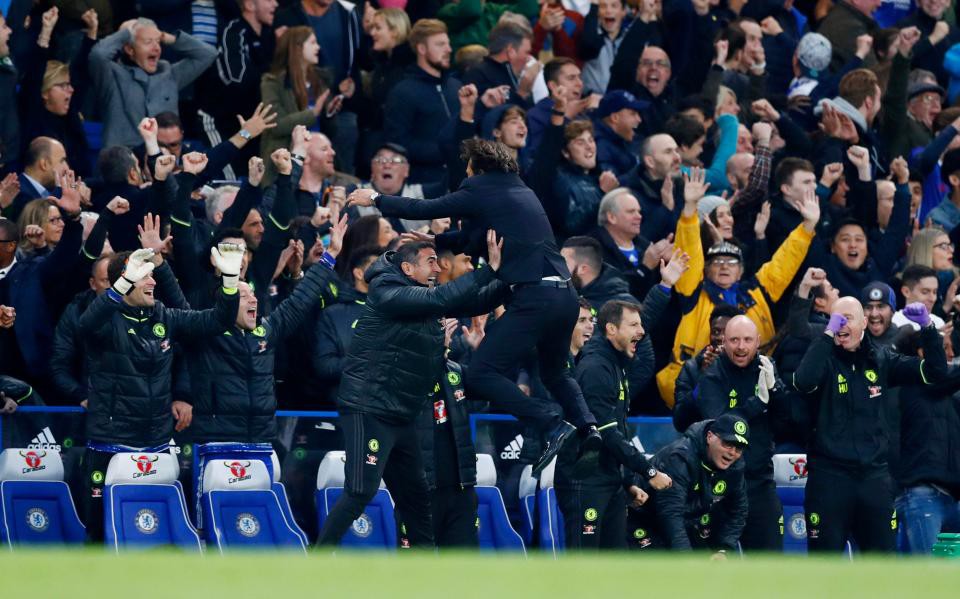 Antonio Conte ăn mừng như điên bên ngoài đường biên sau khi Kante ghi bàn ấn định chiến thắng 4-0 cho Chelsea