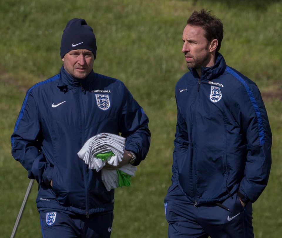 Steve Holland là người hiến kế cho HLV Gareth Southgate sao chép lối chơi của Chelsea 