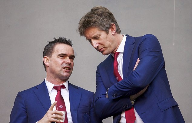 Overmars từng làm Giám đốc bóng đá tại Ajax Amsterdam cùng Edwin van der Sar