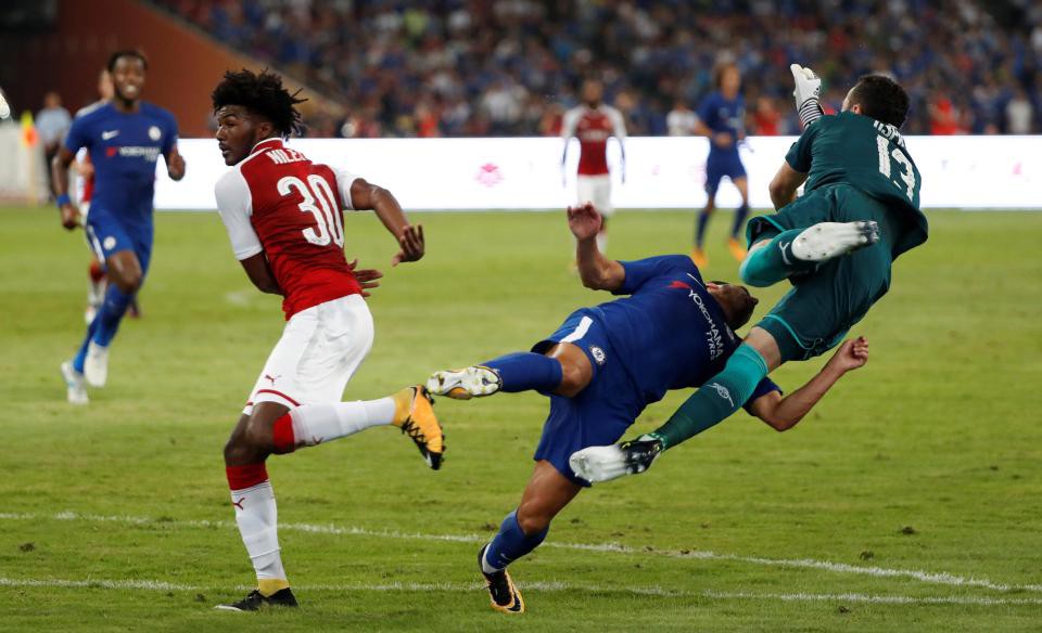 Pedro dính chấn thương nặng sau khi va chạm với thủ môn Ospina