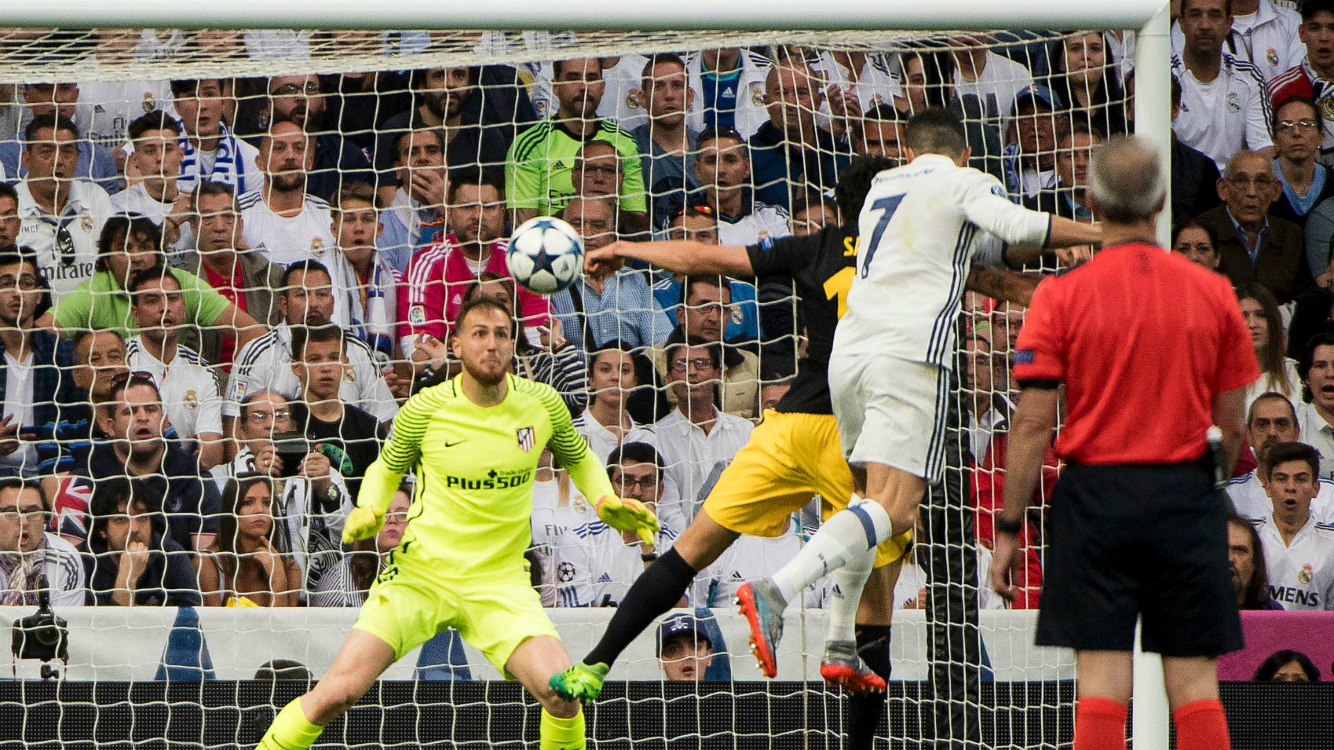 Ronaldo vừa ghi 3 bàn giúp Real vùi dập Atletico Madrid