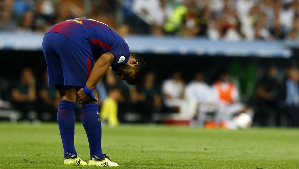 Suarez đã bị chấn thương đầu gối ở trận thua Real Madrid tại lượt về Siêu Cúp Tây Ban Nha