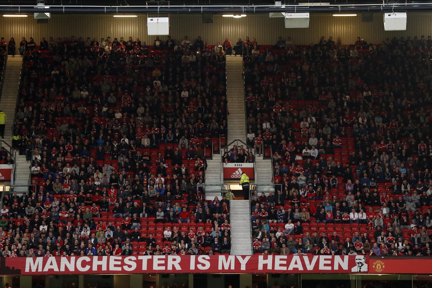 Thực hư chuyện sân Old Trafford ''vắng như chùa bà Đanh''