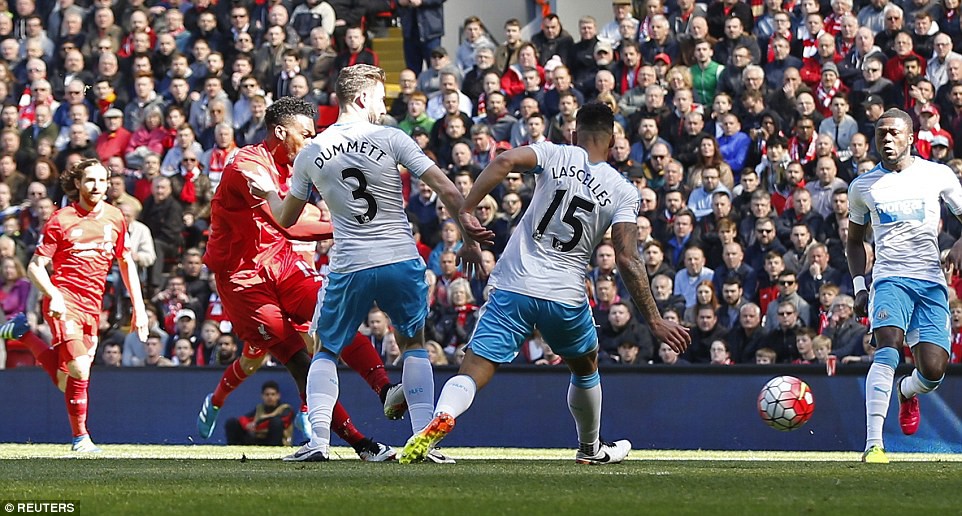 Loạt trận 21h00 vòng 35 Premier League: Liverpool tự bắn vào chân, Chelsea gỡ gạc chút thể diện