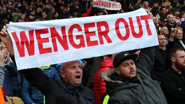 NHM Arsenal lại giăng biểu ngữ kêu gọi HLV Wenger từ chức