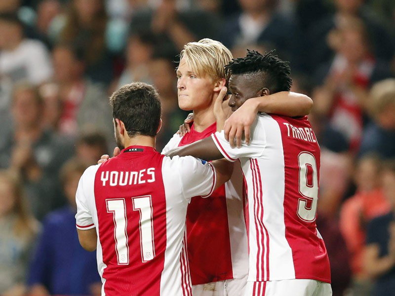 Bộ ba Kasper Dolberg, Bertrand Traore và Amin Younes ghi hơn một nửa bàn thắng của Ajax tại Europa League