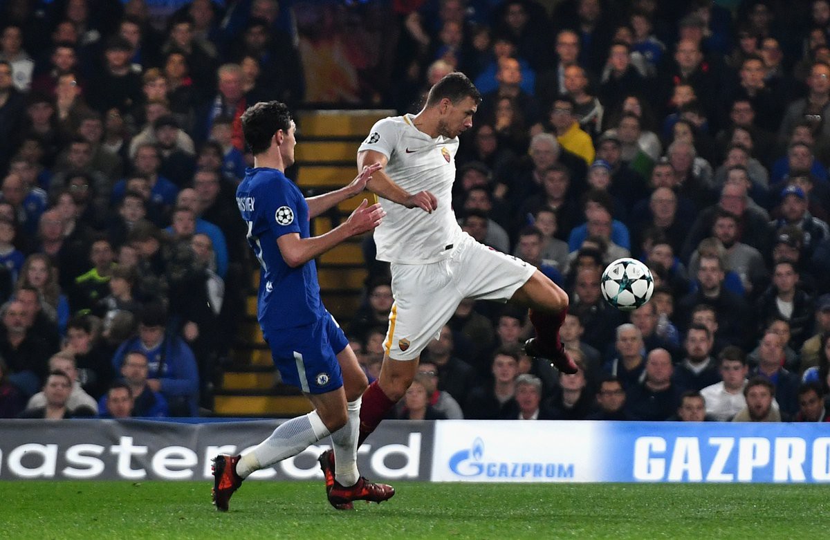 Dzeko vừa ghi 2 bàn trong lần đầu chọc thủng lưới Chelsea