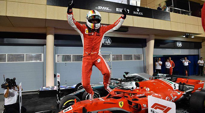 Vettel ăn mừng khi giành chiến thắng chặng.