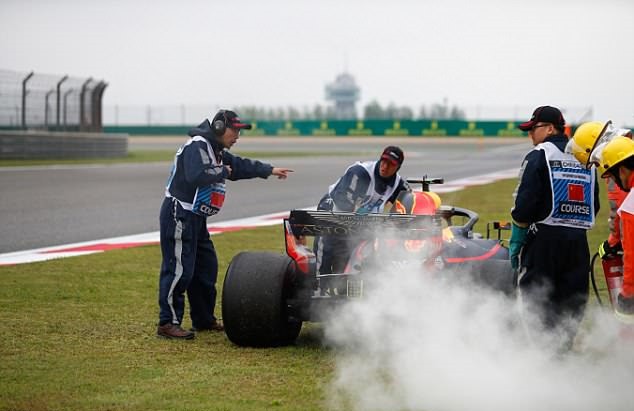 Ricciardo lại gặp rắc rối về vấn đề kỹ thuật.